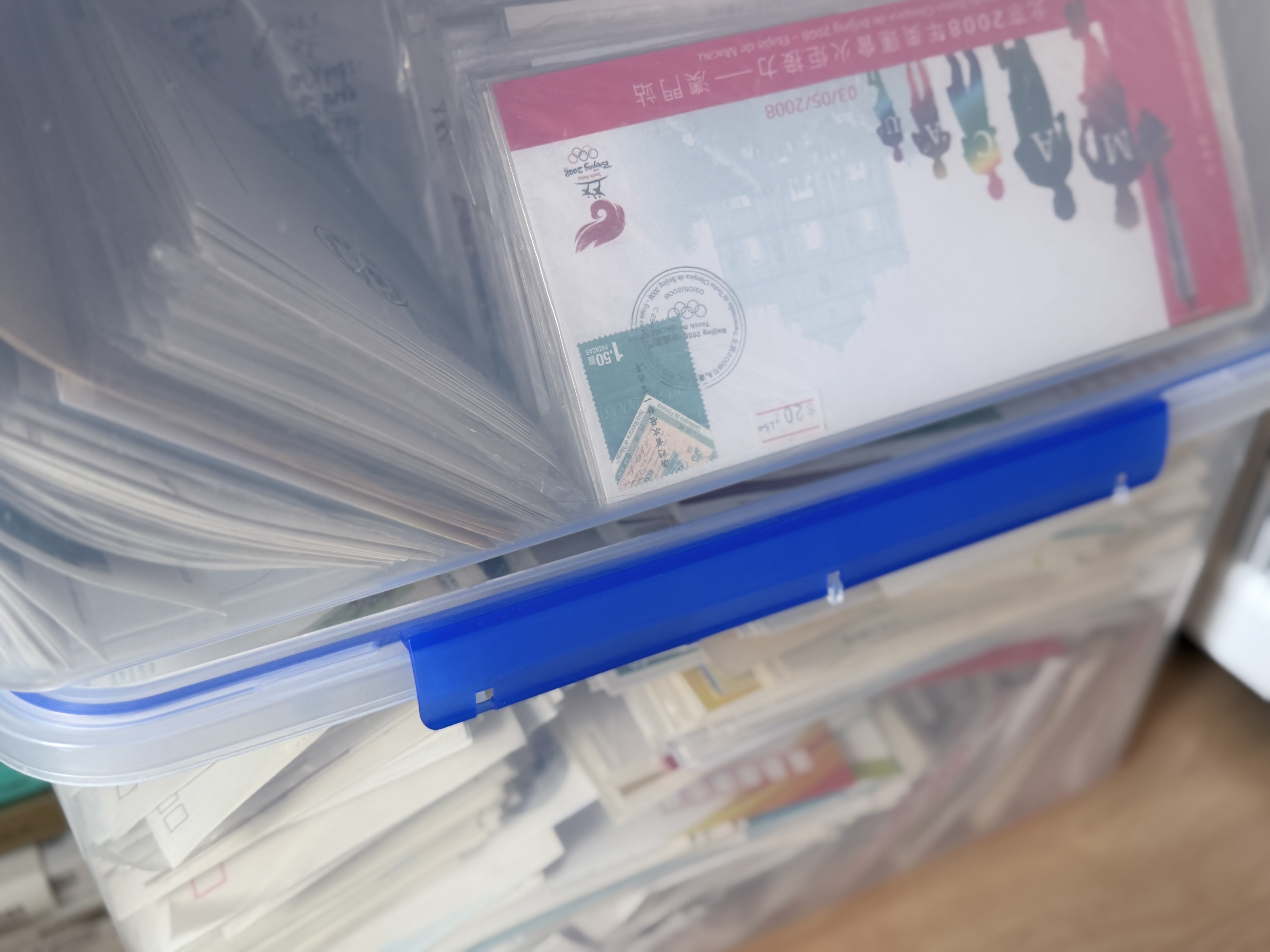 两箱纪念封、少量老邮票、邮资明信片及实寄信封。成交图片